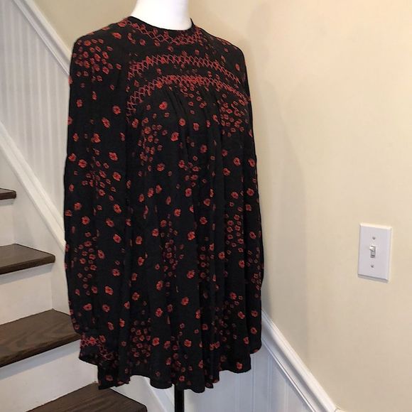 FREE PEOPLE Black Boho Tunic w Smocked Detail and Red Floral Pattern Sz Small - Picture 14 of 15